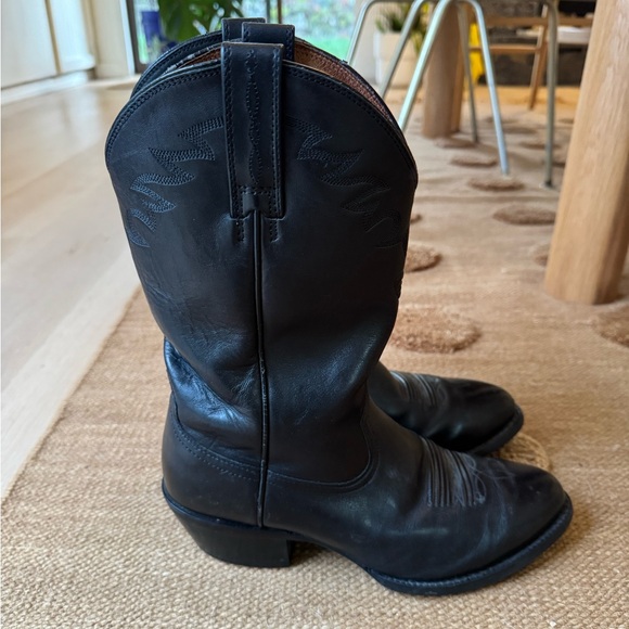 Like New Genuine Ariat Leather Western Boots Men’s size 8.5 in Black - Picture 2 of 11